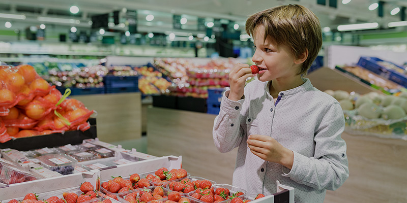 gygroup_boy_eats_strawberries